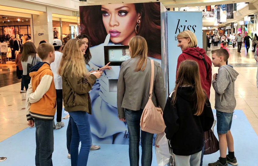 Kiss by Rihanna - Experiential marketing, Experiential Staff