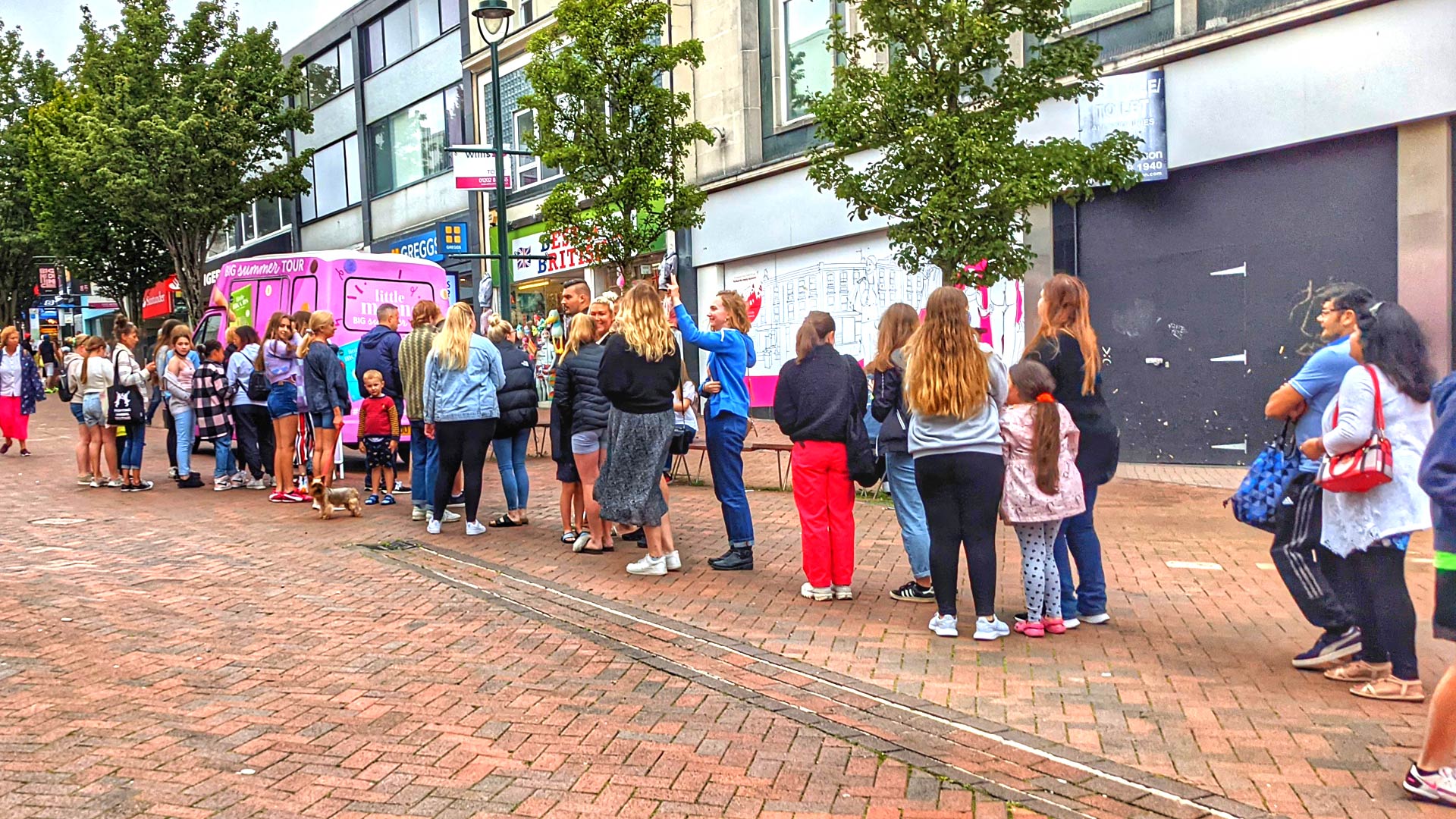 Huge queues for our Little Moons sampling campaign