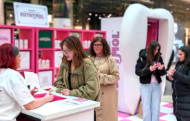 Sampling to consumers at the Euthymol sampling pop up in Westfield London